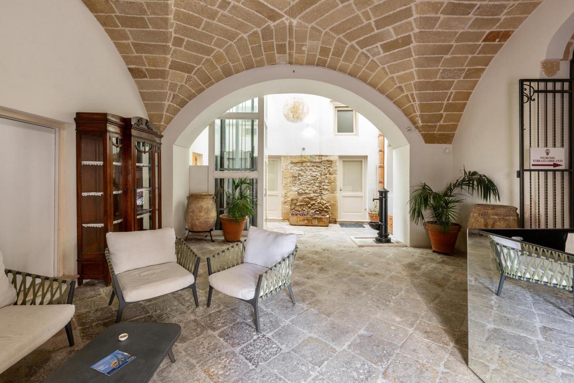 Aparthotel Dimora Storica Briganti Gallipoli Esterno foto
